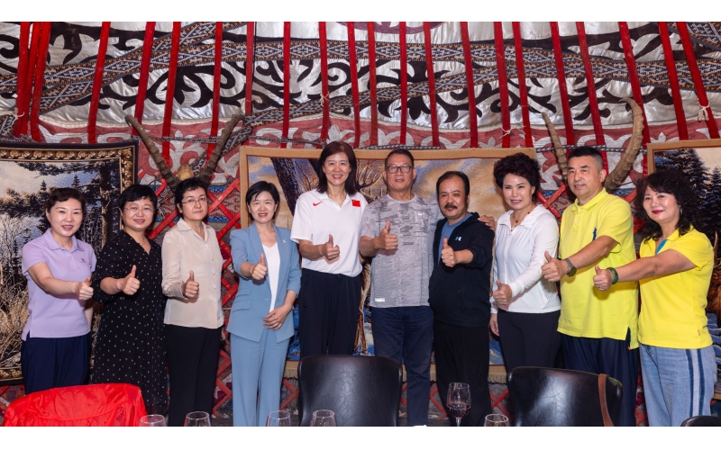 國家女排主教練郎平參觀園區(qū)