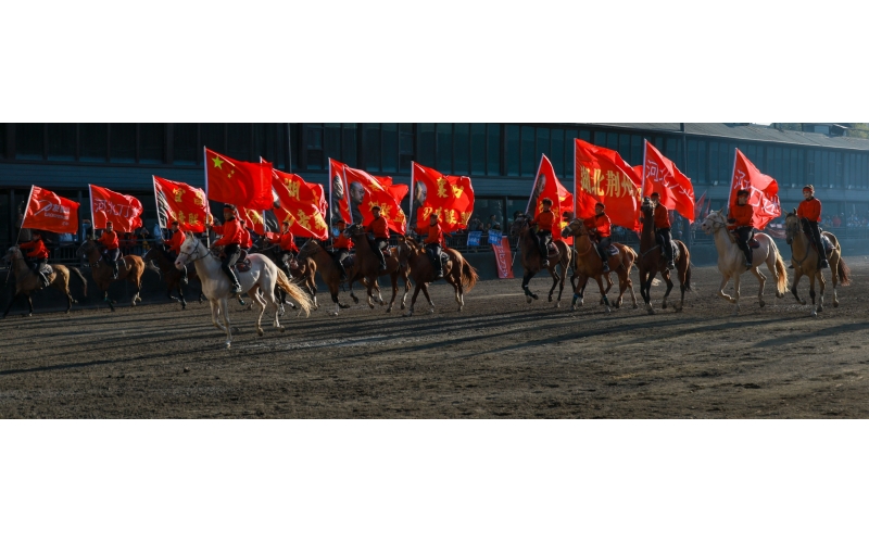 &ldquo;唱著刀歌游新疆&rdquo;&mdash;這些天，全國游客在這里歡聚